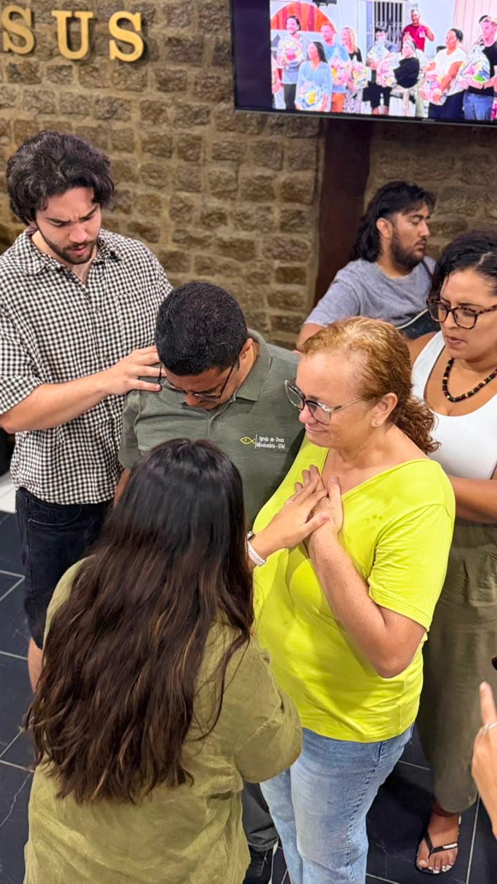 Pessoas reunidas em oração