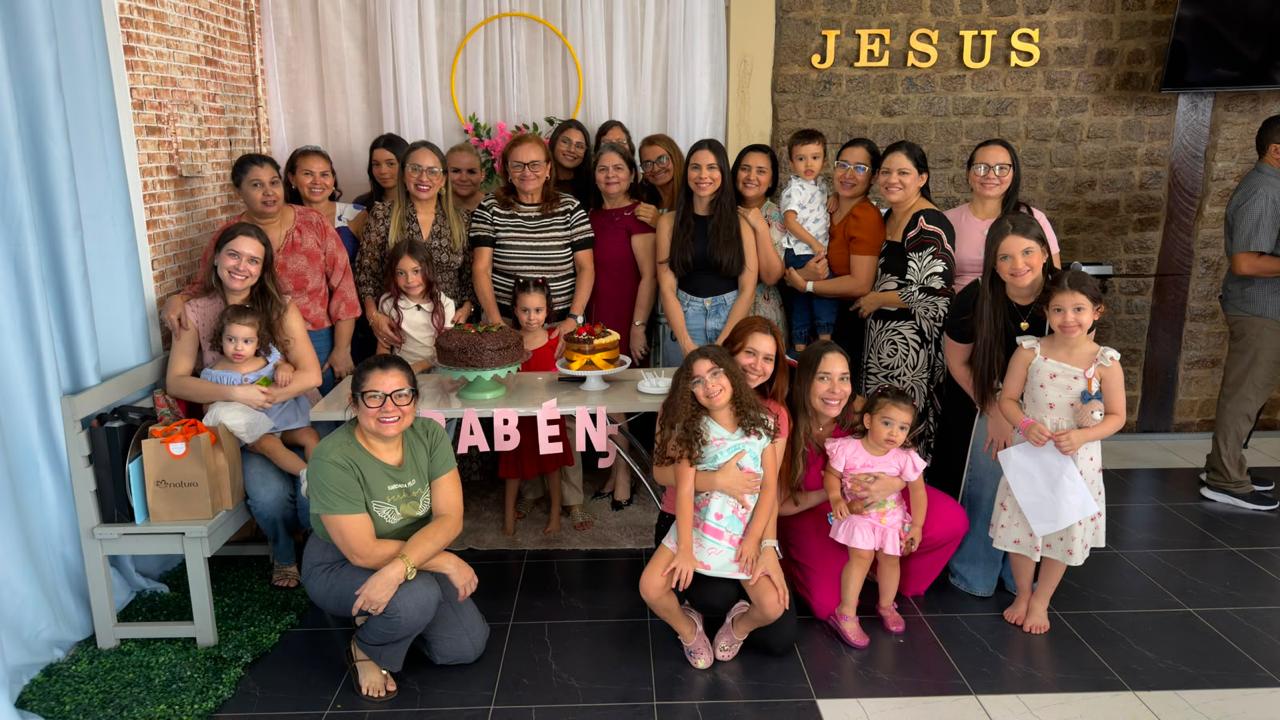 Mulheres e crianças da comunidade reunidas em uma celebração na igreja