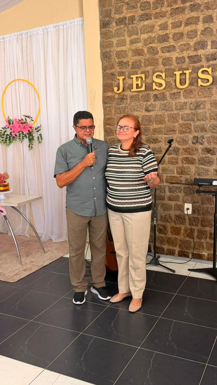 Duas pessoas à frente da igreja durante um encontro